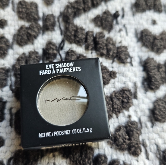 MAC Frost Eye Shadow - Vex .05 oz / 1.5 g - Picture 12 of 16